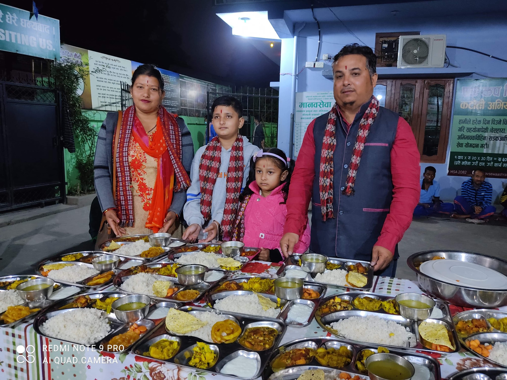 छोराको जन्मदिनको अवसरमा मानव सेवा आश्रममा भोजन दान