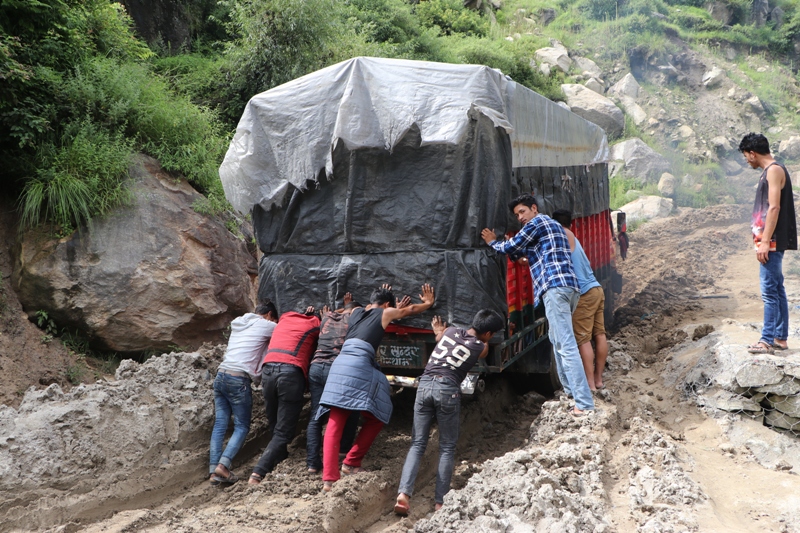 कर्णाली राजमार्ग: सँधै सास्ती, ज्यान जाेखिममा राखेर यात्रा