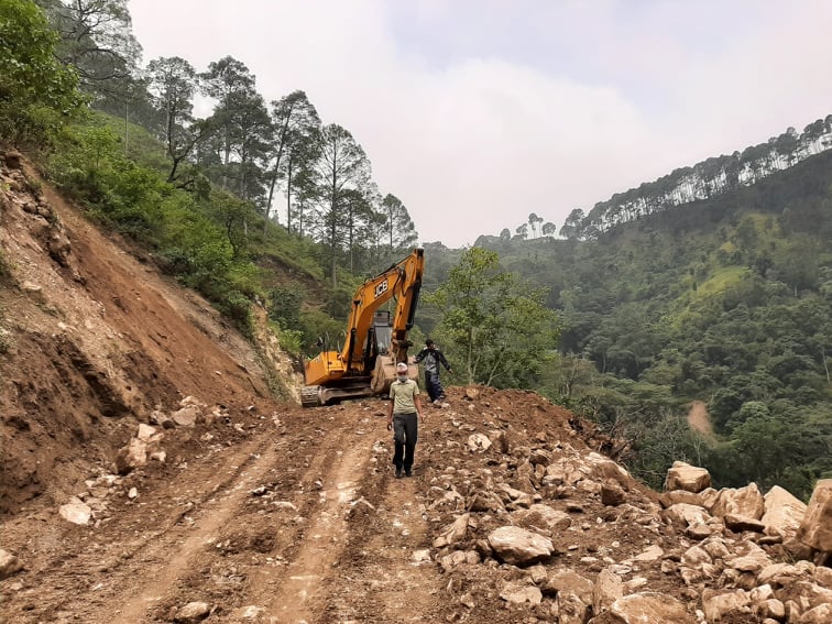 डोजर प्रयोगले पहिरोको जोखीम, ग्रामीण सडक अवरुद्ध