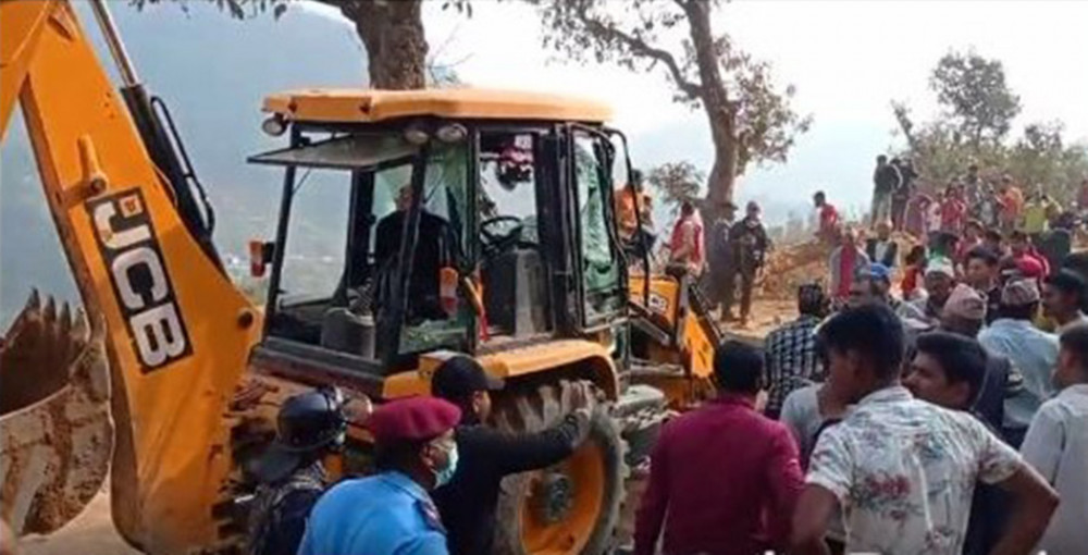 कञ्चनपुरबाट महिलालाई जिउँदै पुरेर फरार एक्स्काभेटर चालक पक्राउ