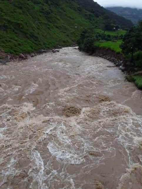 बुढाबाडाका स्थानीय उर्लिएको बाढिमा जोखिम मोल्दै तर्न बाध्य, नेताहरुले भोटका लागि मात्रै प्रयोग गरेको गुनासो