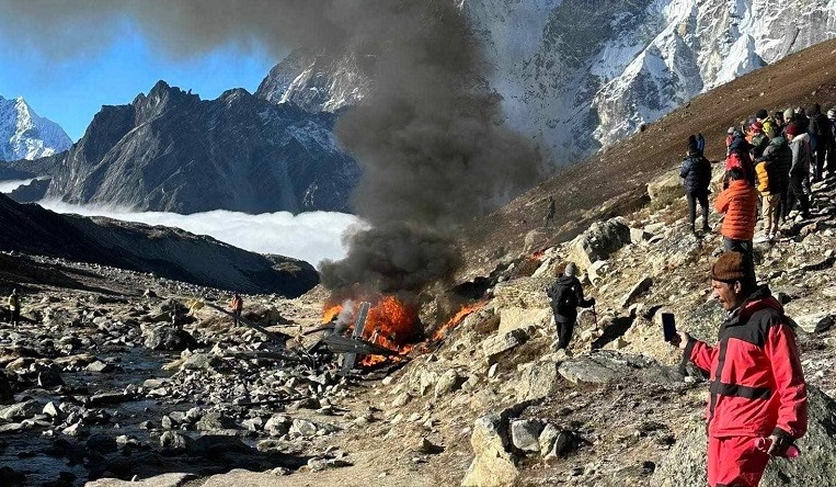 मनाङ एअरकाे हेलिकप्टर दुर्घटनामा पाइलट घाइते, उपचारका लागि काठमाण्डाै पठाइँदै