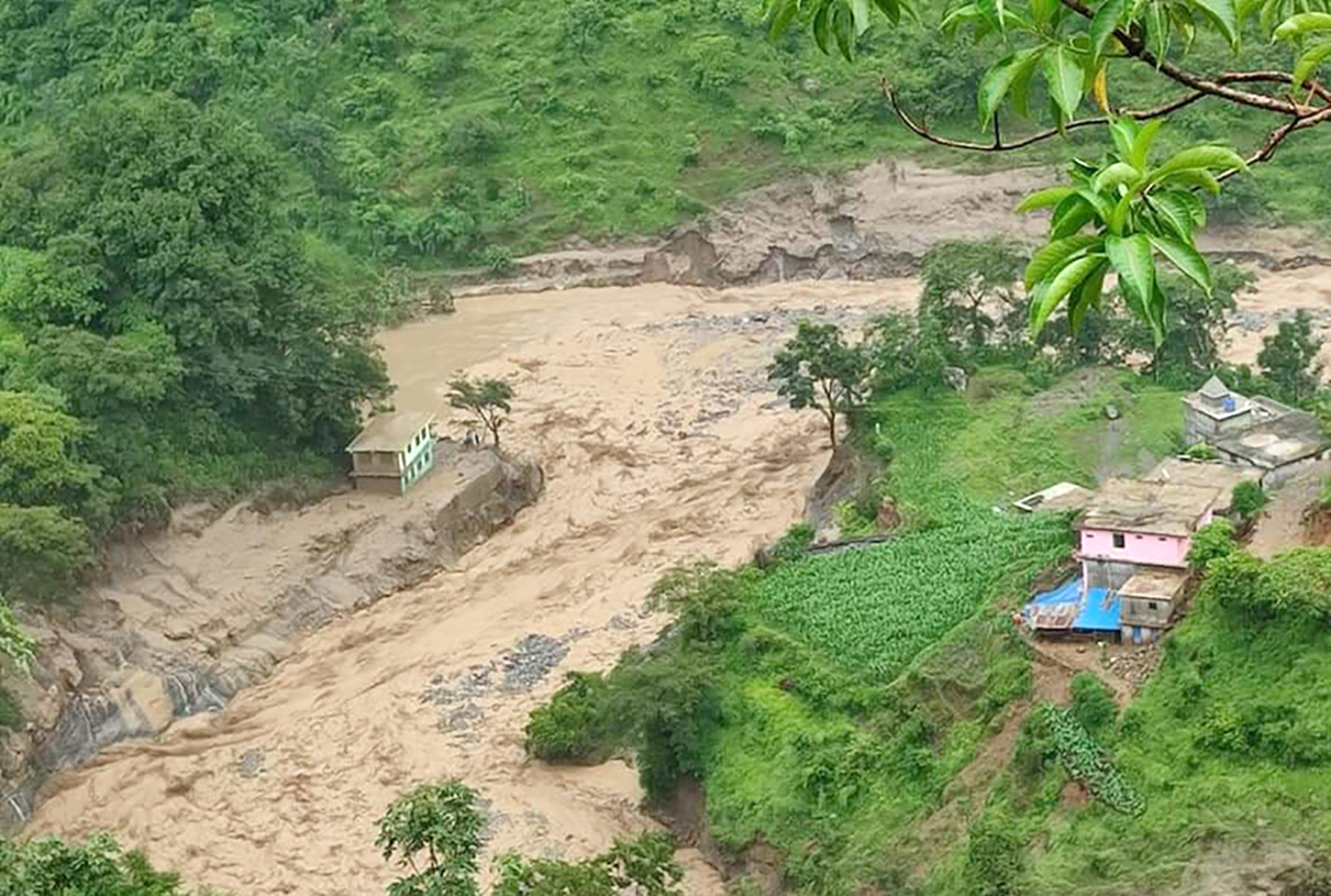 दार्चुलाको नौगाडमा पहिरोमा पुरिएर ३ जनाको मृत्यु