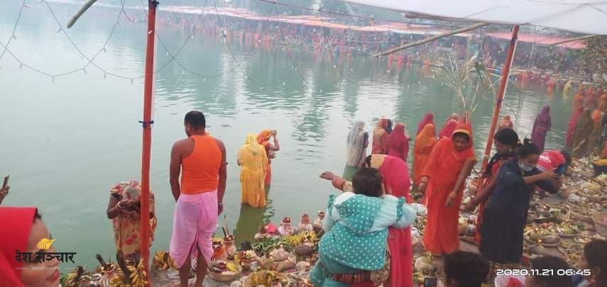 आज बिहान  यसरि उदाउँदो सूर्यलाई अर्घ्य दिएसँगै सम्पन्न भयो छठ पर्व